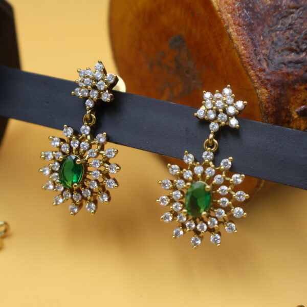Emerald Radiance Kundan Necklace Set - Image 2